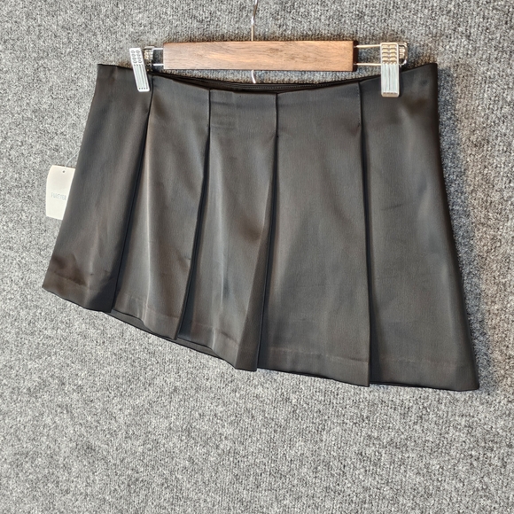 Forever 21 Charcoal Pleated Skirt‎ - Picture 3 of 8